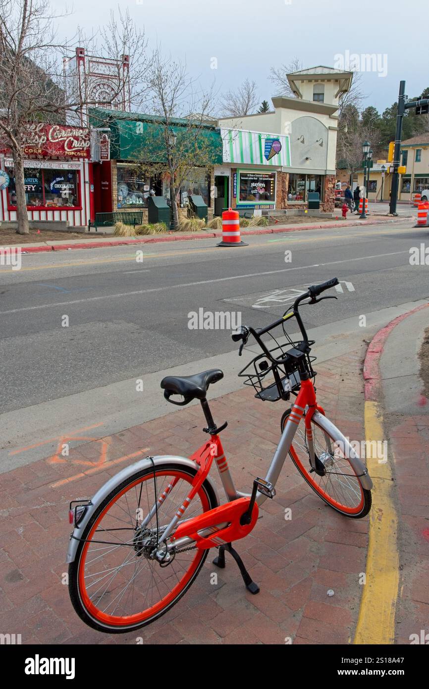 Elektrofahrräder parken am Bordstein entlang der East Elkhorn Avenue in der Innenstadt von Estes Park Colorado Stockfoto