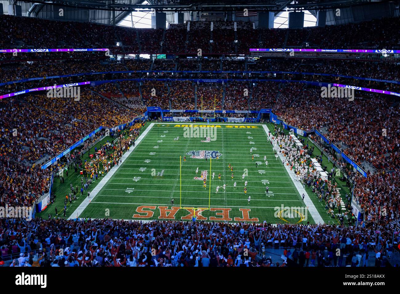 Atlanta, GA, USA. Januar 2025. Der Texas Wide Receiver Silas Bolden (11) läuft in der ersten Hälfte des CFP-Viertelfinales im Mercedes-Benz Stadium in Atlanta, GA, einen Punt für einen Touchdown gegen den Bundesstaat Arizona zurück. (Scott Kinser/CSM) (Bild: © Scott Kinser/Cal Sport Media). Quelle: csm/Alamy Live News Stockfoto