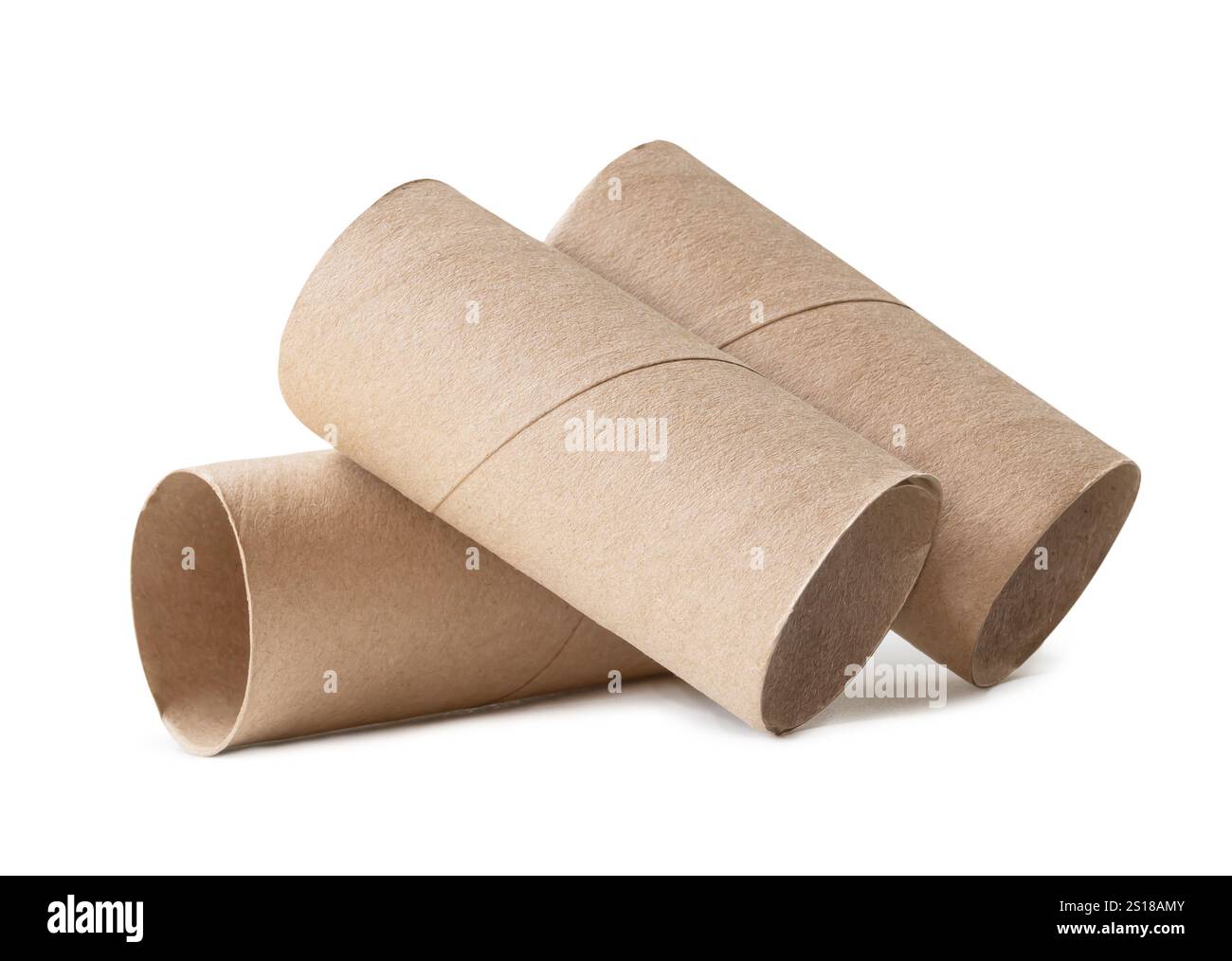 Drei Tissue-Papierkerne oder Toilettenpapierröhrchen im Stapel sind auf weißem Hintergrund mit Schneidepfad isoliert. Stockfoto