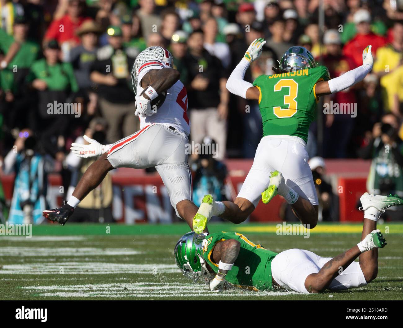 Pasadena, Kalifornien, USA. Januar 2025. PASADENA, KALIFORNIEN - 01. JANUAR: Ohio State WR (4) Jeremiah Smith läuft am 1. Januar 2025 im Rose Bowl Stadium in Pasadena, KALIFORNIEN, um in der ersten Halle des Spiels gegen das Oregon CFP-Viertelfinale einen Touchdown zu erzielen. Armando Arorizo (Credit Image: © Armando Arorizo/Prensa Internacional Via ZUMA Press Wire) NUR REDAKTIONELLE VERWENDUNG! Nicht für kommerzielle ZWECKE! Stockfoto