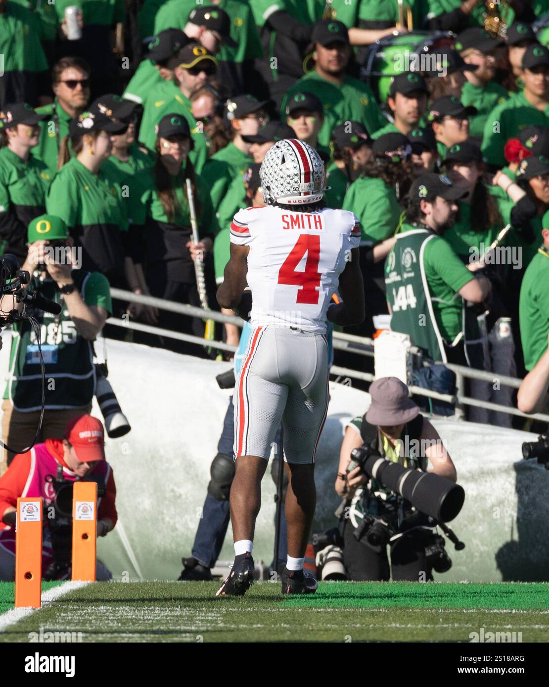 Pasadena, Kalifornien, USA. Januar 2025. PASADENA, KALIFORNIEN - 01. JANUAR: Ohio State WR (4) Jeremiah Smith läuft am 1. Januar 2025 im Rose Bowl Stadium in Pasadena, KALIFORNIEN, um in der ersten Halle des Spiels gegen das Oregon CFP-Viertelfinale einen Touchdown zu erzielen. Armando Arorizo (Credit Image: © Armando Arorizo/Prensa Internacional Via ZUMA Press Wire) NUR REDAKTIONELLE VERWENDUNG! Nicht für kommerzielle ZWECKE! Stockfoto