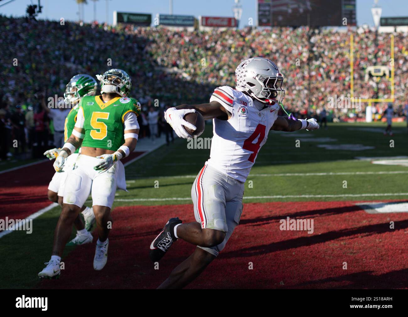Pasadena, Kalifornien, USA. Januar 2025. PASADENA, KALIFORNIEN - 01. JANUAR: Ohio State WR (4) Jeremiah Smith läuft, um seinen zweiten Touchdown in der ersten Halle des Spiels gegen das Oregon CFP Viertelfinale beim Rose Bowl Game am 1. Januar 2025 im Rose Bowl Stadium in Pasadena, KALIFORNIEN, zu erzielen. Armando Arorizo (Credit Image: © Armando Arorizo/Prensa Internacional Via ZUMA Press Wire) NUR REDAKTIONELLE VERWENDUNG! Nicht für kommerzielle ZWECKE! Stockfoto