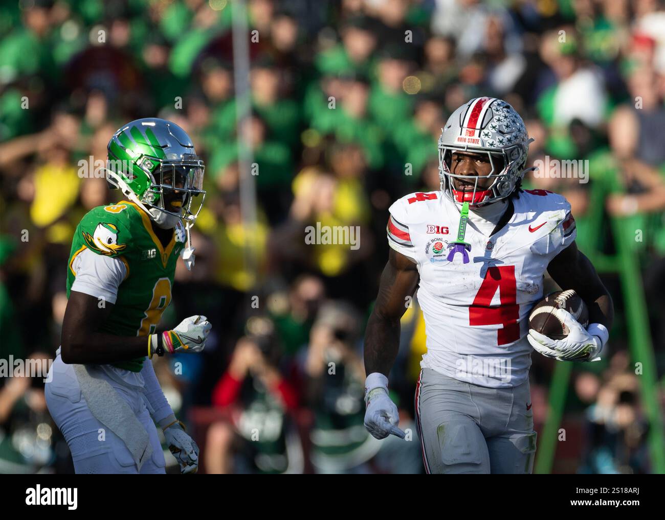 Pasadena, Kalifornien, USA. Januar 2025. PASADENA, KALIFORNIEN - 01. JANUAR: Ohio State WR (4) Jeremiah Smith läuft am 1. Januar 2025 im Rose Bowl Stadium in Pasadena, KALIFORNIEN, um in der ersten Halle des Spiels gegen das Oregon CFP-Viertelfinale einen Touchdown zu erzielen. Armando Arorizo (Credit Image: © Armando Arorizo/Prensa Internacional Via ZUMA Press Wire) NUR REDAKTIONELLE VERWENDUNG! Nicht für kommerzielle ZWECKE! Stockfoto