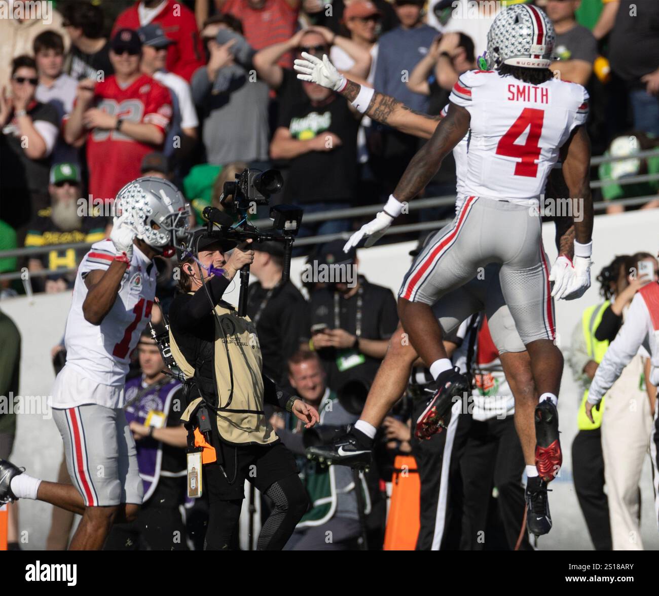 Pasadena, Kalifornien, USA. Januar 2025. PASADENA, KALIFORNIEN - 01. JANUAR: Ohio State WR (4) Jeremiah Smith läuft am 1. Januar 2025 im Rose Bowl Stadium in Pasadena, KALIFORNIEN, um in der ersten Halle des Spiels gegen das Oregon CFP-Viertelfinale einen Touchdown zu erzielen. Armando Arorizo (Credit Image: © Armando Arorizo/Prensa Internacional Via ZUMA Press Wire) NUR REDAKTIONELLE VERWENDUNG! Nicht für kommerzielle ZWECKE! Stockfoto