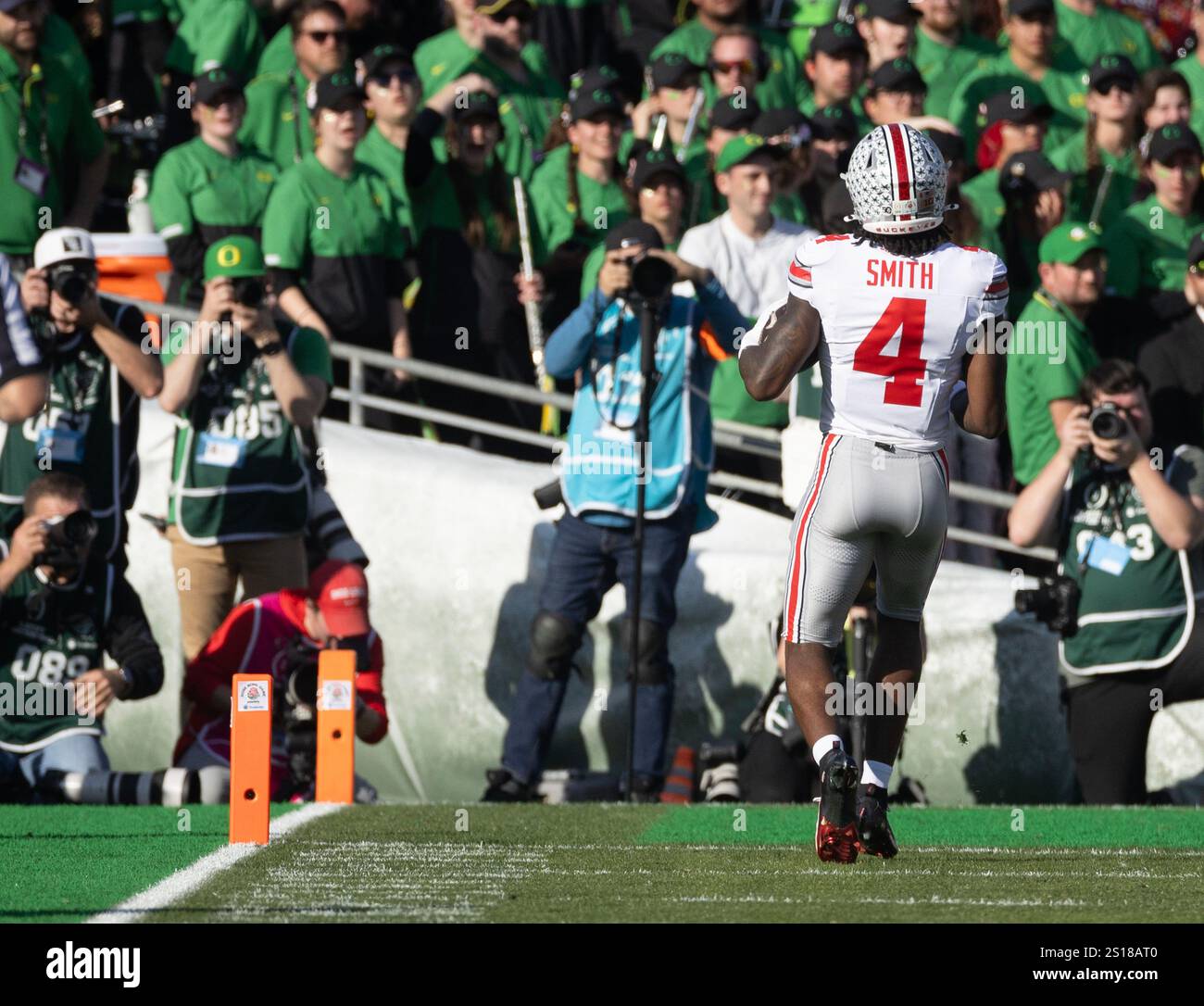 Pasadena, Kalifornien, USA. Januar 2025. PASADENA, KALIFORNIEN - 01. JANUAR: Ohio State WR (4) Jeremiah Smith läuft am 1. Januar 2025 im Rose Bowl Stadium in Pasadena, KALIFORNIEN, um in der ersten Halle des Spiels gegen das Oregon CFP-Viertelfinale einen Touchdown zu erzielen. Armando Arorizo (Credit Image: © Armando Arorizo/Prensa Internacional Via ZUMA Press Wire) NUR REDAKTIONELLE VERWENDUNG! Nicht für kommerzielle ZWECKE! Stockfoto