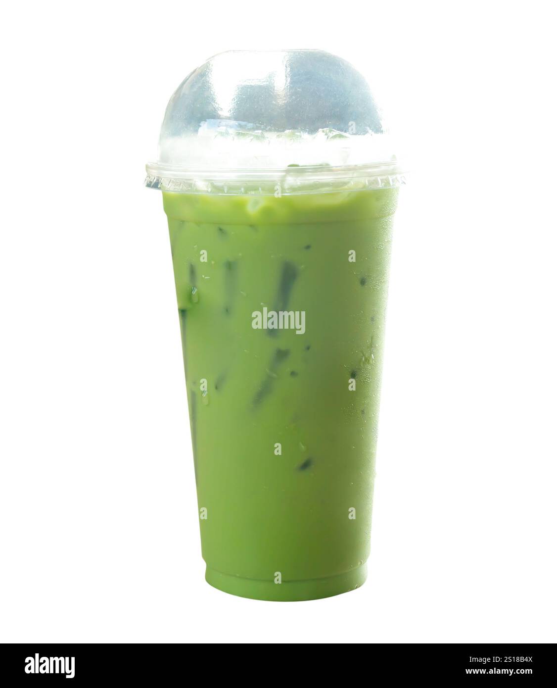 Eiskalter Matcha-Grüntee mit Kondensmilch in transparentem Kunststoffglas ist auf weißem Hintergrund mit Schneidepfad isoliert. Stockfoto