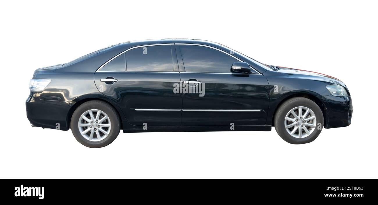 Seitenansicht des schwarzen Sportwagens ist isoliert auf weißem Hintergrund mit Beschneidungspfad. Stockfoto