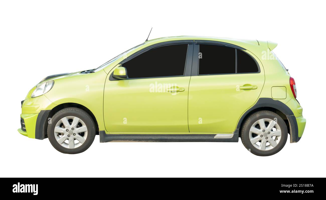 Seitenansicht eines kleinen oder kleinen hellgrünen Fließheckwagens ist isoliert auf weißem Hintergrund mit Beschneidungspfad. Stockfoto