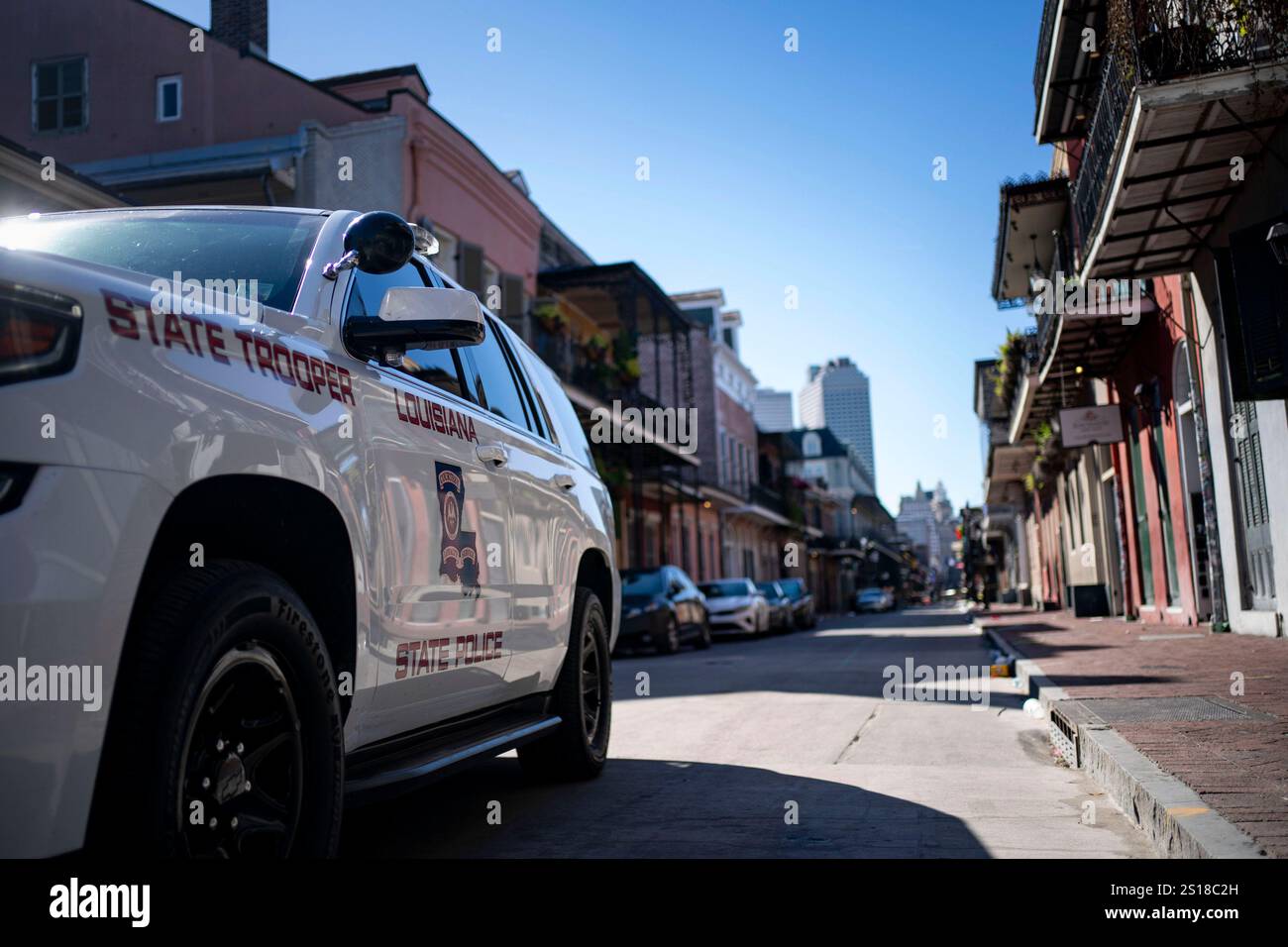 New Orleans, Usa. Januar 2025. Ein Fahrzeug der Louisiana State Police blockiert die Bourbon Street, wo ein Mann am Rande des French Quarter in den frühen Morgenstunden des Mittwoch, 1. Januar 2025, in New Orleans, Louisiana, einen Lkw in eine Menschenmenge rampelte. Mindestens 10 Menschen wurden getötet und 35 verletzt. Das FBI untersucht es als terroristischen Akt. Foto: Bonnie Cash/UPI Credit: UPI/Alamy Live News Stockfoto