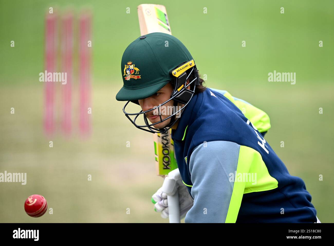 Der australische Schlagmann Sam Konstas nimmt am 2. Januar 2025 am Sydney Cricket Ground in Sydney Teil, vor dem fünften Cricket Test Match zwischen Australien und Indien. DAS BILD IST AUF DIE REDAKTIONELLE VERWENDUNG BESCHRÄNKT – KEINE KOMMERZIELLE VERWENDUNG Stockfoto