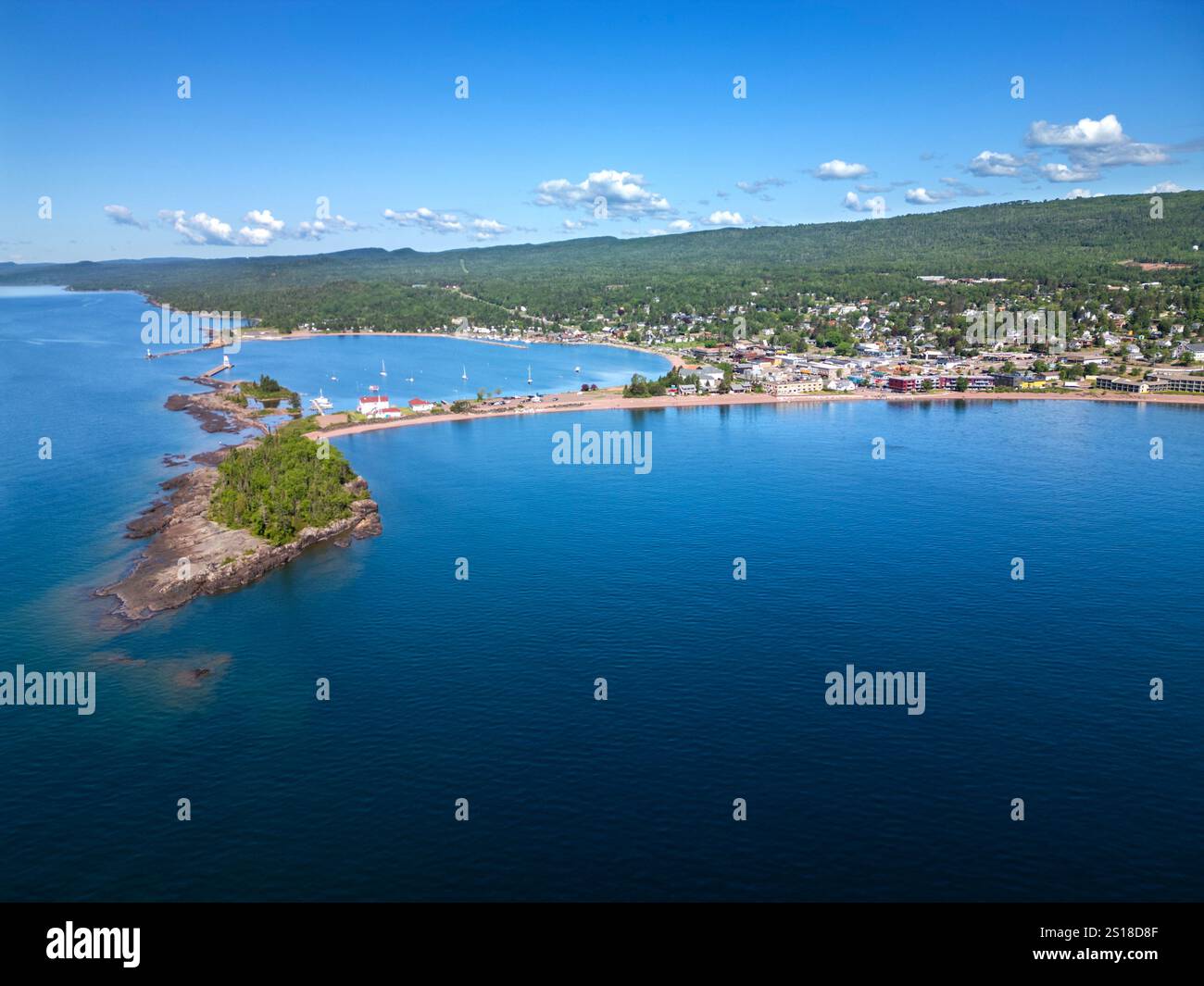 Blick aus der Vogelperspektive auf Grand Marais, Minnesota, einschließlich Artist's Point an der Nordküste des Lake Superior im Sommer unter blauem Himmel Stockfoto
