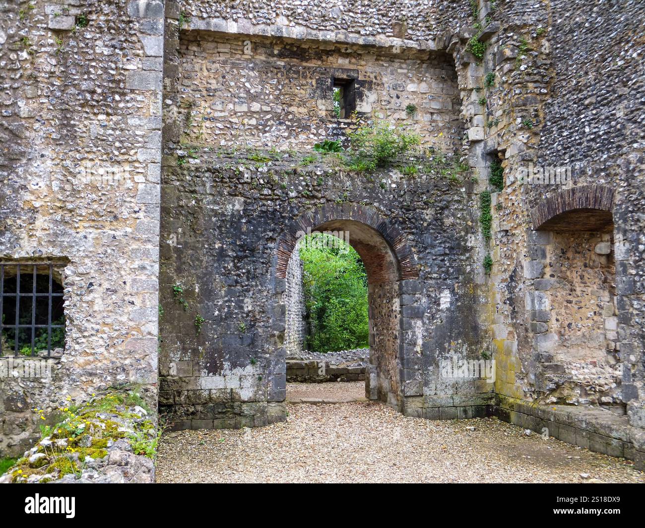 Ein Eingang in die Ruinen des historischen Wolvesey Castle in Winchester, Hampshire, England, Großbritannien. Stockfoto