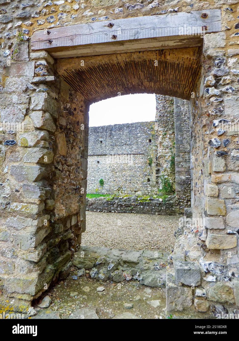 Ein Eingang in die Ruinen des historischen Wolvesey Castle in Winchester, Hampshire, England, Großbritannien. Stockfoto