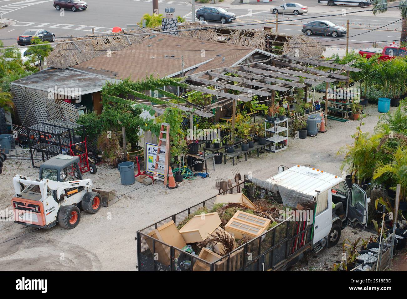 Nur redaktionelle Verwendung 31. Dezember 2024 St. Petersburg Florida, USA. Hoher Blick über all Seasons Landschaftsgestaltung und Kindergarten mit grünen Pflanzen, Arbeitswagen Stockfoto