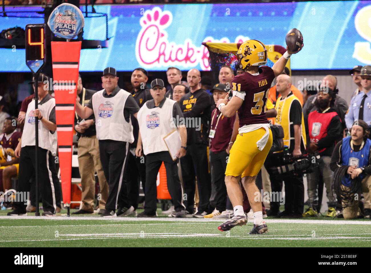 Atlanta, Georgia, USA. Januar 2025. KANYON FLOYD (31) täuscht einen Punt für einen ersten Sieg im Mercedes-Benz Stadium in Atlanta vor. (Kreditbild: © Calvin Stewart/ZUMA Press Wire) NUR REDAKTIONELLE VERWENDUNG! Nicht für kommerzielle ZWECKE! Stockfoto