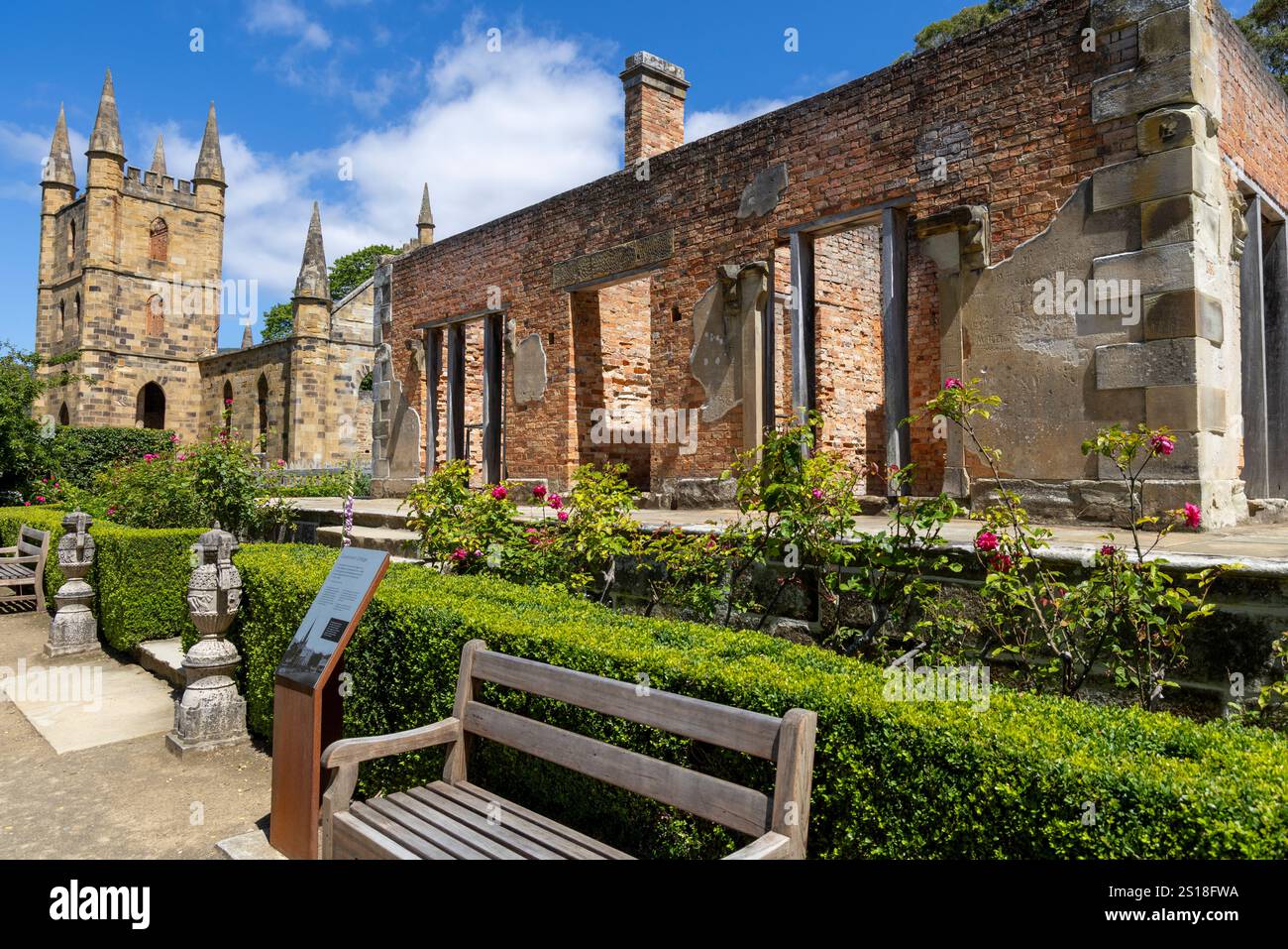 Regierungshütte, mit der Kirche dahinter, Port Arthur historische Strafstätte, das Häuschen beherbergte Besuche Regierungsbeamte, Tasmanien, Australien, 2024 Stockfoto