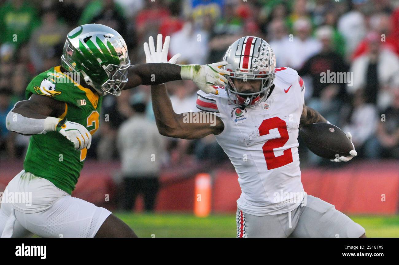 Pasadena, Usa. Januar 2025. Der Linebacker Jeffrey Bassa (2) von Oregon Ducks erreicht am Mittwoch, den 1. Januar 2025, im zweiten Quartal des Viertelfinales der College Football Playoffs im Rose Bowl Stadium in Pasadena, Kalifornien, den Wide Receiver Emeka Egbuka (2) von Ohio State Buckeyes. Foto: Jon SooHoo/UPI Credit: UPI/Alamy Live News Stockfoto