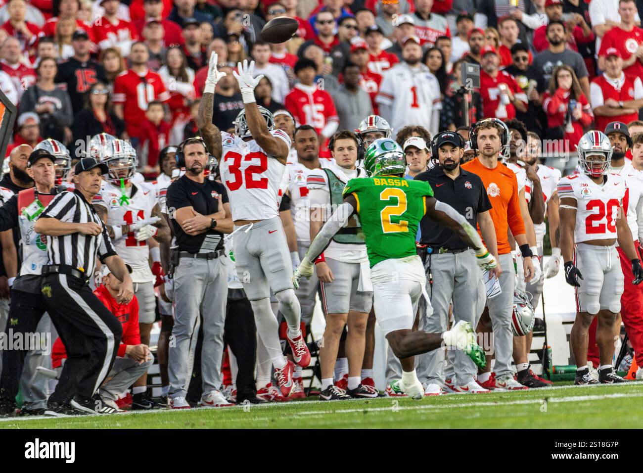 Los Angeles, Kalifornien, USA. Januar 2025. Ohio State Running Back TreVeyon Henderson #32 holt sich einen Pass gegen Oregon im Linebacker Jeffrey Bassa #2 während des Rose Bowl Spiels 2025 Mittwoch, 1. Januar 2024, in Pasadena, Kalifornien (Credit Image: © Ringo Chiu/ZUMA Press Wire) NUR ZUR REDAKTIONELLEN VERWENDUNG! Nicht für kommerzielle ZWECKE! Stockfoto