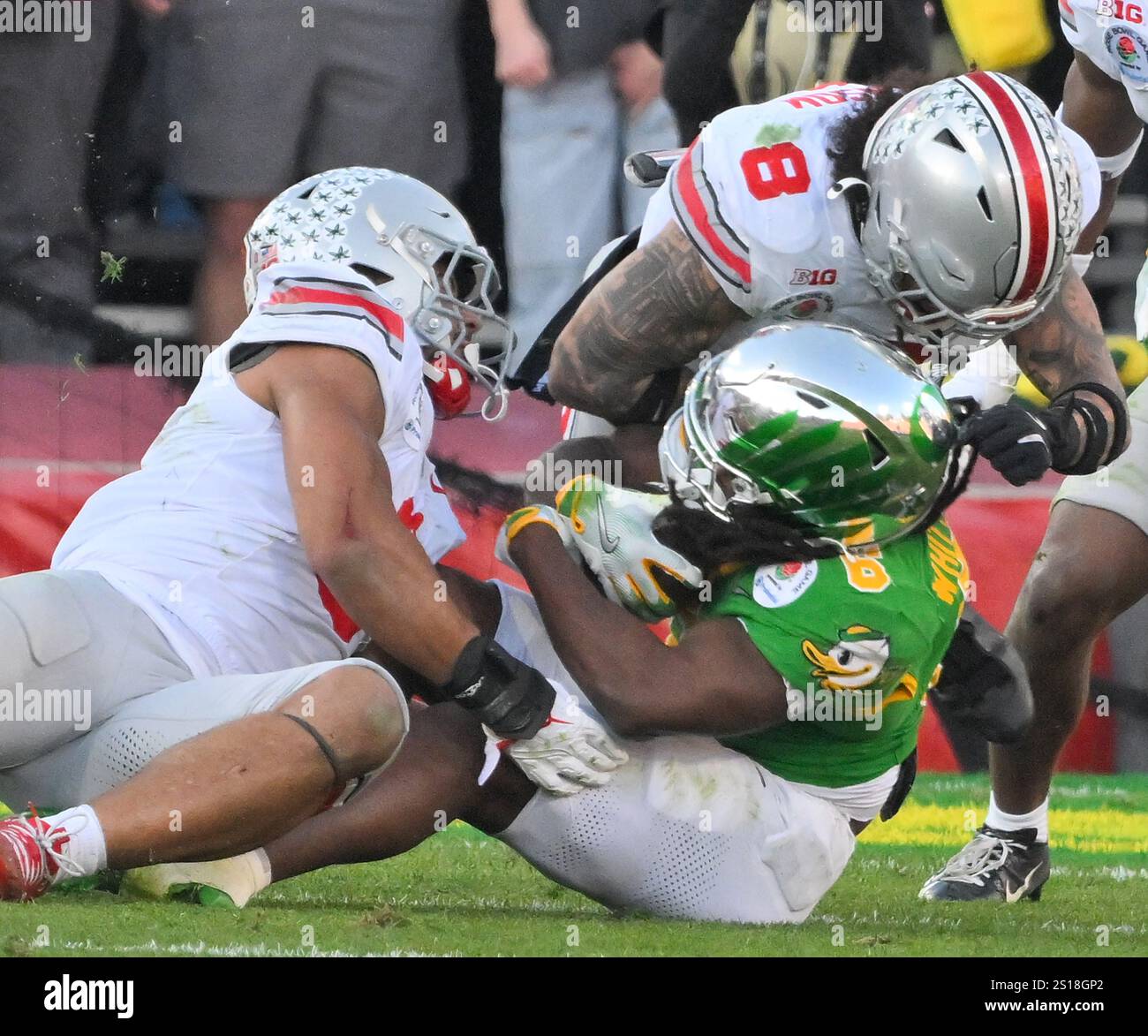 Pasadena, Usa. Januar 2025. Ohio State Buckeyes Safety Lathan Ransom (8) bekämpft die Oregon Ducks, die Noah Whittington (6) im zweiten Quartal des Viertelfinales der College Football Playoffs im Rose Bowl Stadium in Pasadena, Kalifornien, am Mittwoch, den 1. Januar 2025. Ohio State gewann mit 41:21. Foto: Jon SooHoo/UPI Credit: UPI/Alamy Live News Stockfoto