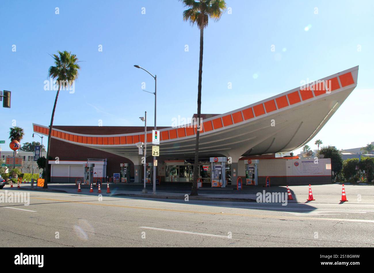 Mid Century 76 Tankstelle Beverly Hills CA Googie MCM Atomic Architecture Stockfoto