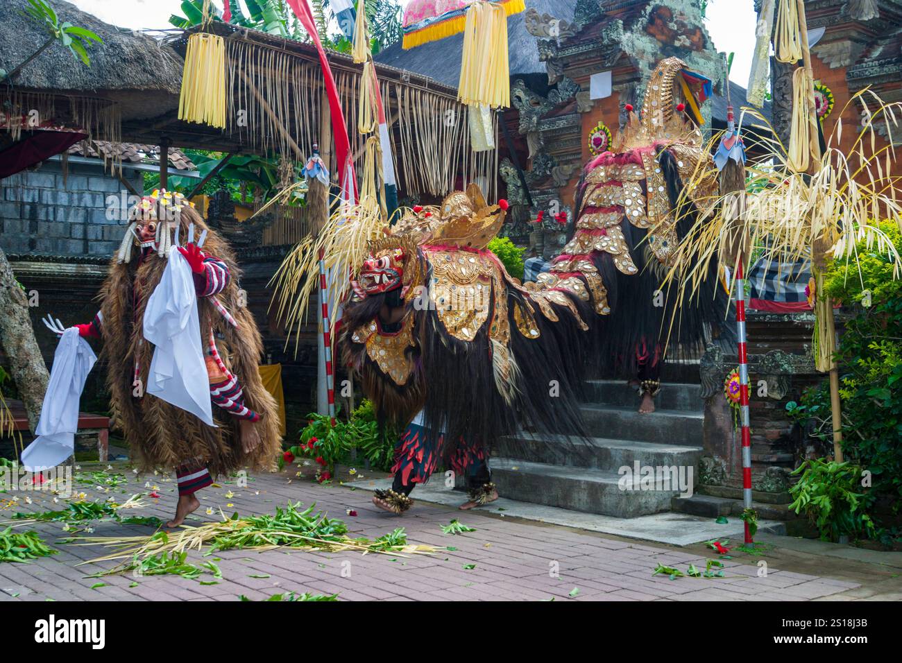 Kostümierte Darsteller des balinesischen Tanzes, einer alten Tanztradition auf der Insel Bali, Indonesien. Stockfoto