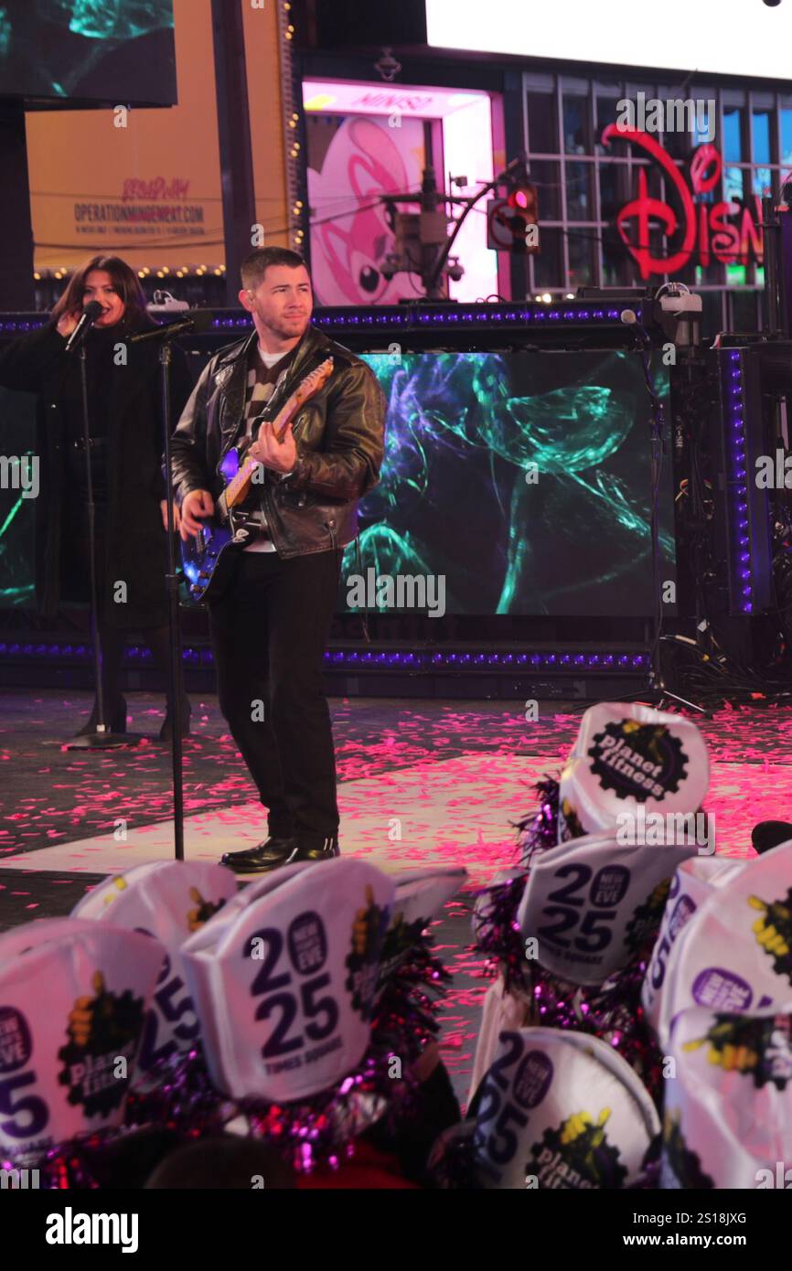 NEW YORK, NEW YORK – DEZEMBER 31: Nick Jonas, Joe Jonas und Kevin Jonas von den Jonas Brothers treten während der New Year's Eve 2025 Celebration am Times Square am 31. Dezember 2024 in New York auf. Die legendäre Veranstaltung begrüßte das neue Jahr mit unvergesslichen Aufführungen und festlichem Beifall. (Foto: Giada Papini Rampelotto/EuropaNewswire). Stockfoto
