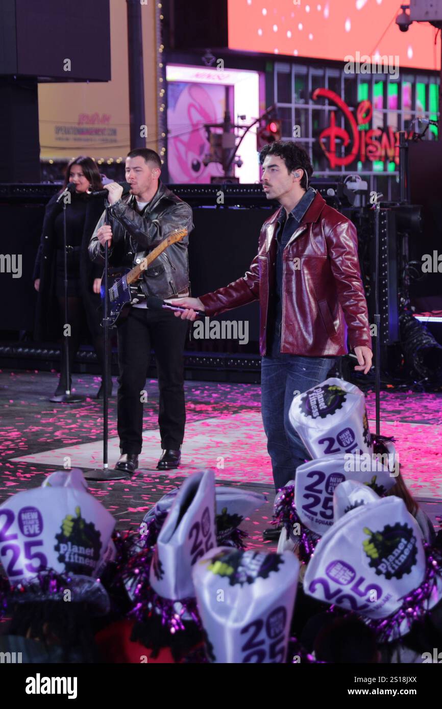 NEW YORK, NEW YORK – DEZEMBER 31: Nick Jonas, Joe Jonas und Kevin Jonas von den Jonas Brothers treten während der New Year's Eve 2025 Celebration am Times Square am 31. Dezember 2024 in New York auf. Die legendäre Veranstaltung begrüßte das neue Jahr mit unvergesslichen Aufführungen und festlichem Beifall. (Foto: Giada Papini Rampelotto/EuropaNewswire). Stockfoto