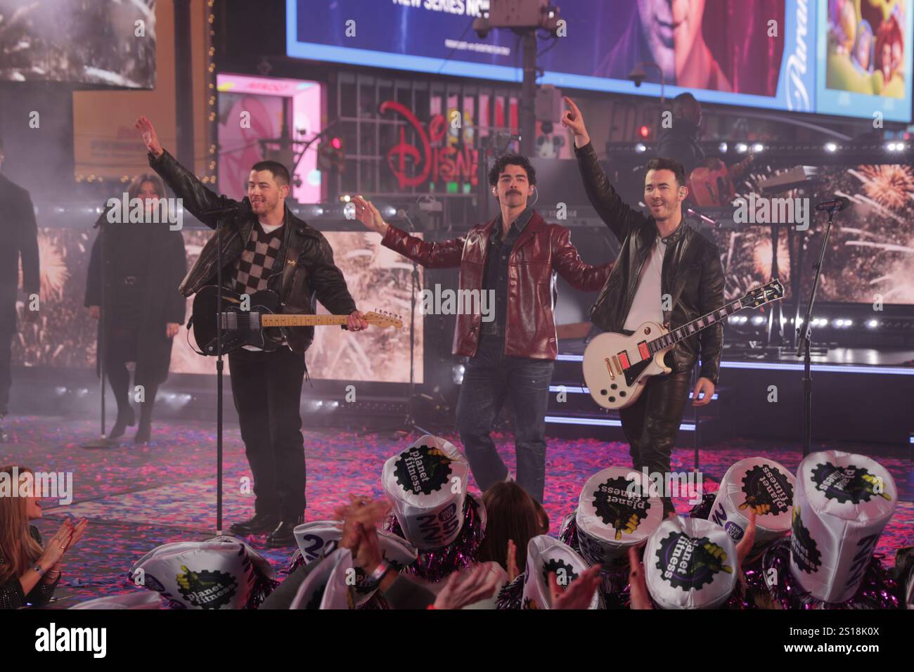 NEW YORK, NEW YORK – DEZEMBER 31: Nick Jonas, Joe Jonas und Kevin Jonas von den Jonas Brothers treten während der New Year's Eve 2025 Celebration am Times Square am 31. Dezember 2024 in New York auf. Die legendäre Veranstaltung begrüßte das neue Jahr mit unvergesslichen Aufführungen und festlichem Beifall. (Foto: Giada Papini Rampelotto/EuropaNewswire). Stockfoto