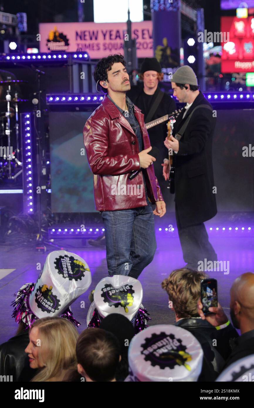 New York City. Dezember 2024 31. NEW YORK, NEW YORK – DEZEMBER 31: Nick Jonas, Joe Jonas und Kevin Jonas von den Jonas Brothers treten während der New Year's Eve 2025 Celebration am Times Square am 31. Dezember 2024 in New York auf. Die legendäre Veranstaltung begrüßte das neue Jahr mit unvergesslichen Aufführungen und festlichem Beifall. (Vermerk: Giada Papini Rampelotto/EuropaNewswire)./dpa/Alamy Live News Stockfoto