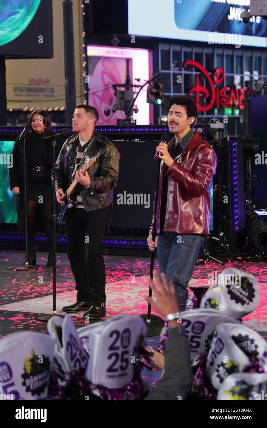New York City. Dezember 2024 31. NEW YORK, NEW YORK – DEZEMBER 31: Nick Jonas, Joe Jonas und Kevin Jonas von den Jonas Brothers treten während der New Year's Eve 2025 Celebration am Times Square am 31. Dezember 2024 in New York auf. Die legendäre Veranstaltung begrüßte das neue Jahr mit unvergesslichen Aufführungen und festlichem Beifall. (Vermerk: Giada Papini Rampelotto/EuropaNewswire)./dpa/Alamy Live News Stockfoto