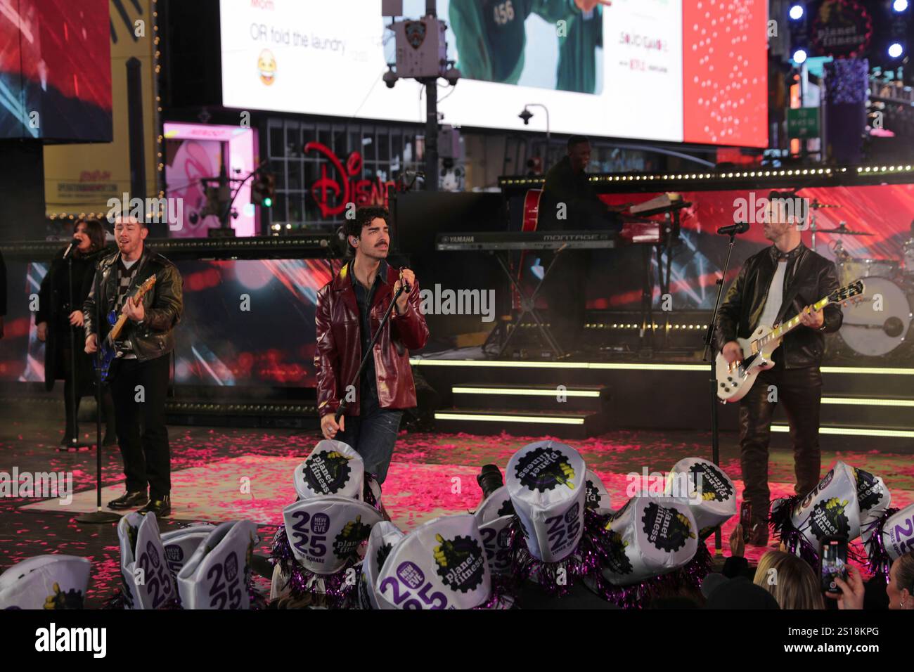 New York City. Dezember 2024 31. NEW YORK, NEW YORK – DEZEMBER 31: Nick Jonas, Joe Jonas und Kevin Jonas von den Jonas Brothers treten während der New Year's Eve 2025 Celebration am Times Square am 31. Dezember 2024 in New York auf. Die legendäre Veranstaltung begrüßte das neue Jahr mit unvergesslichen Aufführungen und festlichem Beifall. (Vermerk: Giada Papini Rampelotto/EuropaNewswire)./dpa/Alamy Live News Stockfoto