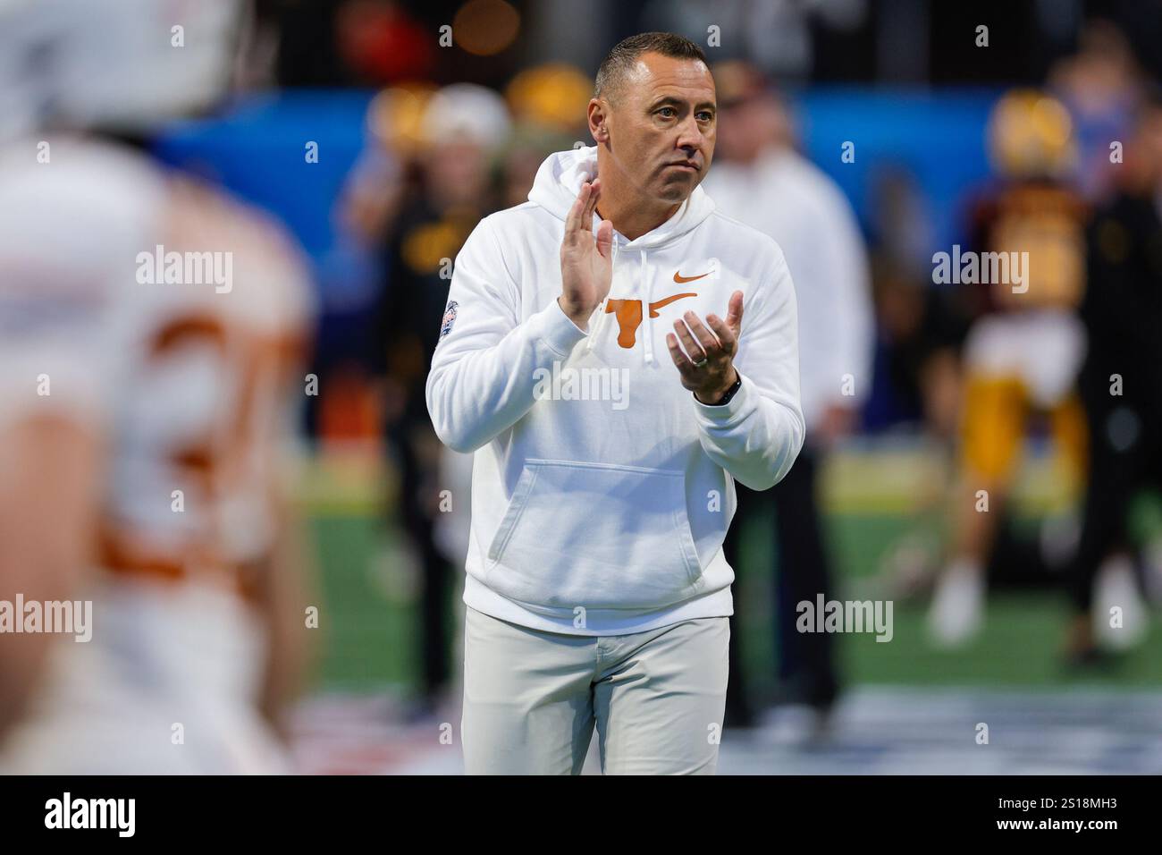 Atlanta, Georgia. Januar 2025. Texas-Cheftrainer Steve Sarkisian, vor dem Chick-Fil-A Peach Bowl, einem CFP-Viertelfinale, mit den besten 5 Seed Texas Longhorns gegen die 4 Seed Arizona State Sun Devils, gespielt im Mercedes-Benz Stadium in Atlanta, Georgia. Texas überlebt Doppel-OT mit einem Sieg von 39-31 gegen Arizona State. Cecil Copeland/CSM/Alamy Live News Stockfoto