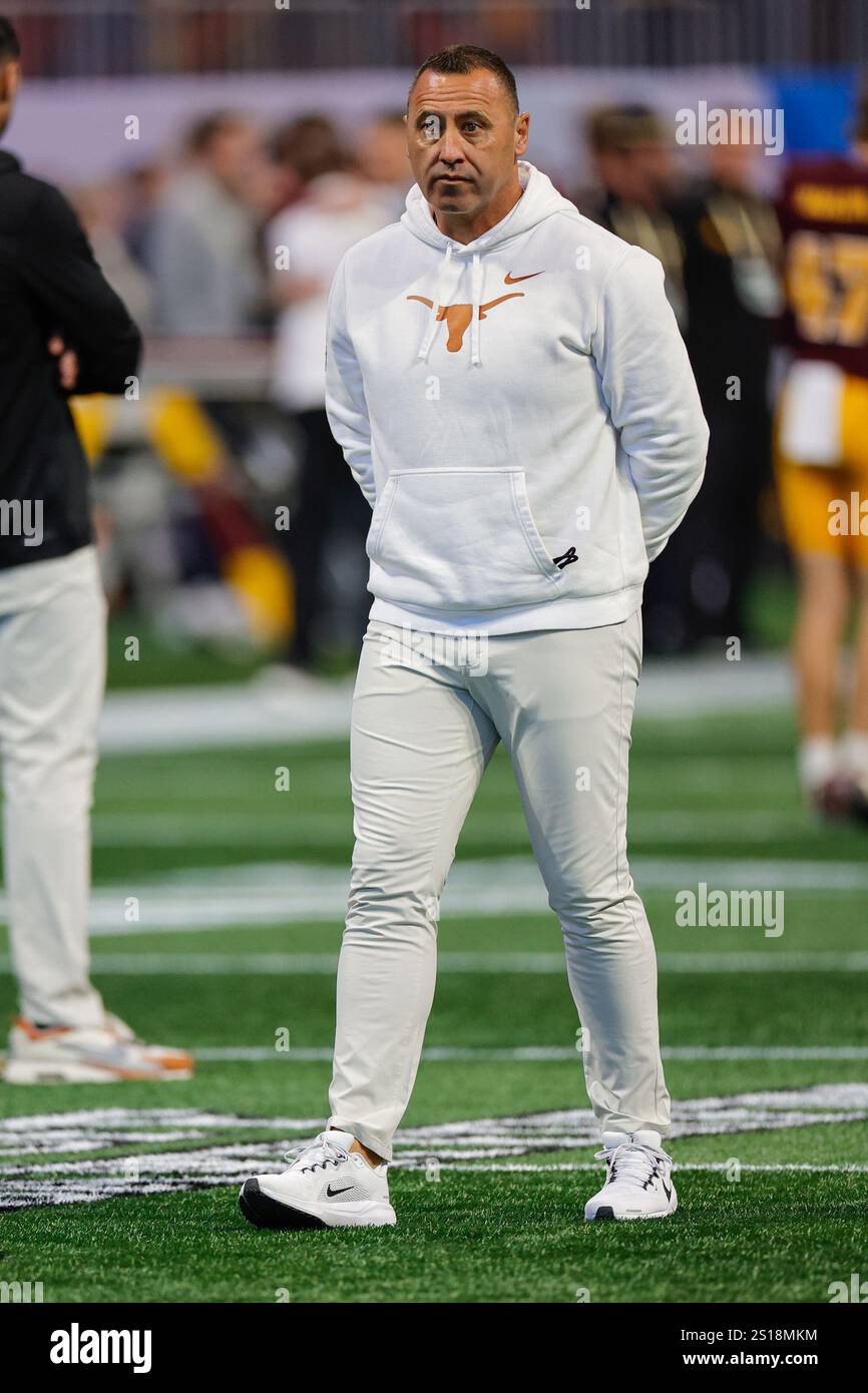 Atlanta, Georgia. Januar 2025. Texas-Cheftrainer Steve Sarkisian, vor dem Chick-Fil-A Peach Bowl, einem CFP-Viertelfinale, mit den besten 5 Seed Texas Longhorns gegen die 4 Seed Arizona State Sun Devils, gespielt im Mercedes-Benz Stadium in Atlanta, Georgia. Texas überlebt Doppel-OT mit einem Sieg von 39-31 gegen Arizona State. Cecil Copeland/CSM/Alamy Live News Stockfoto