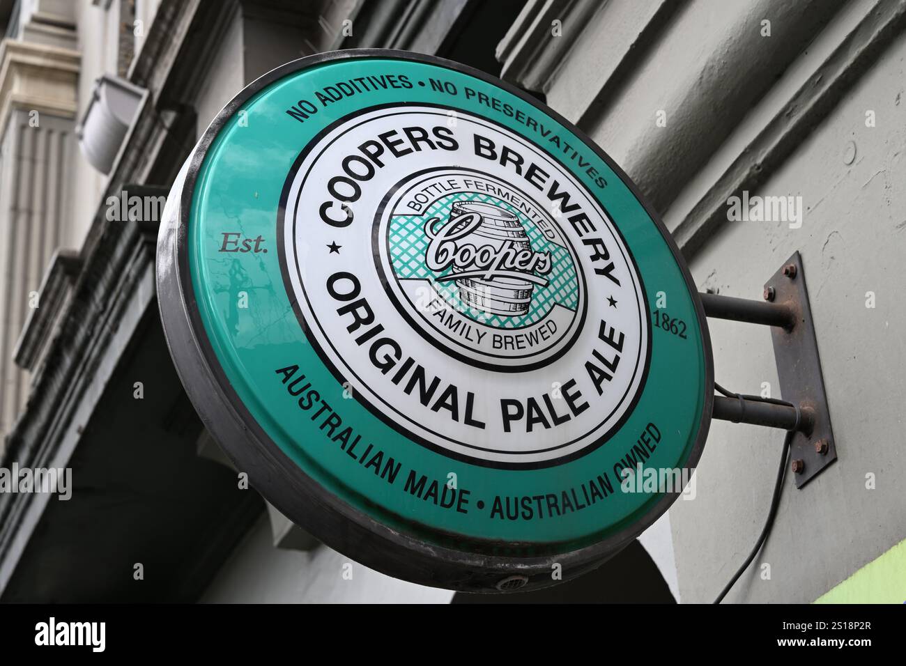 Rundes grünes Original-Pale Ale-Schild der Coopers Brewery, das darauf hinweist, dass das Bier australisch hergestellt und im Besitz ist Stockfoto