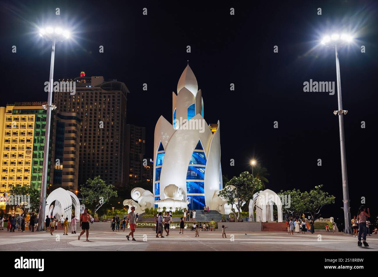 Beliebte Touristenattraktion ist der Lotus Tower oder Thap Tram Huong Tower auf dem zentralen Platz bei Nacht in Asien. Nha Trang, Vietnam - 2. September 2024 Stockfoto