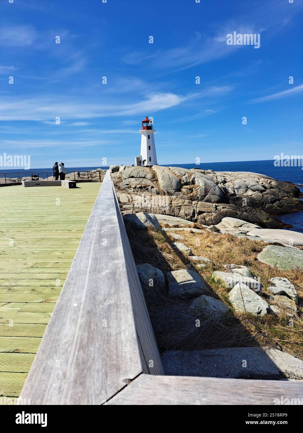 Peggy's Point Lighthouse und hölzerne Aussichtsplattform in Peggy's Cove, Nova Scotia, Kanada Stockfoto