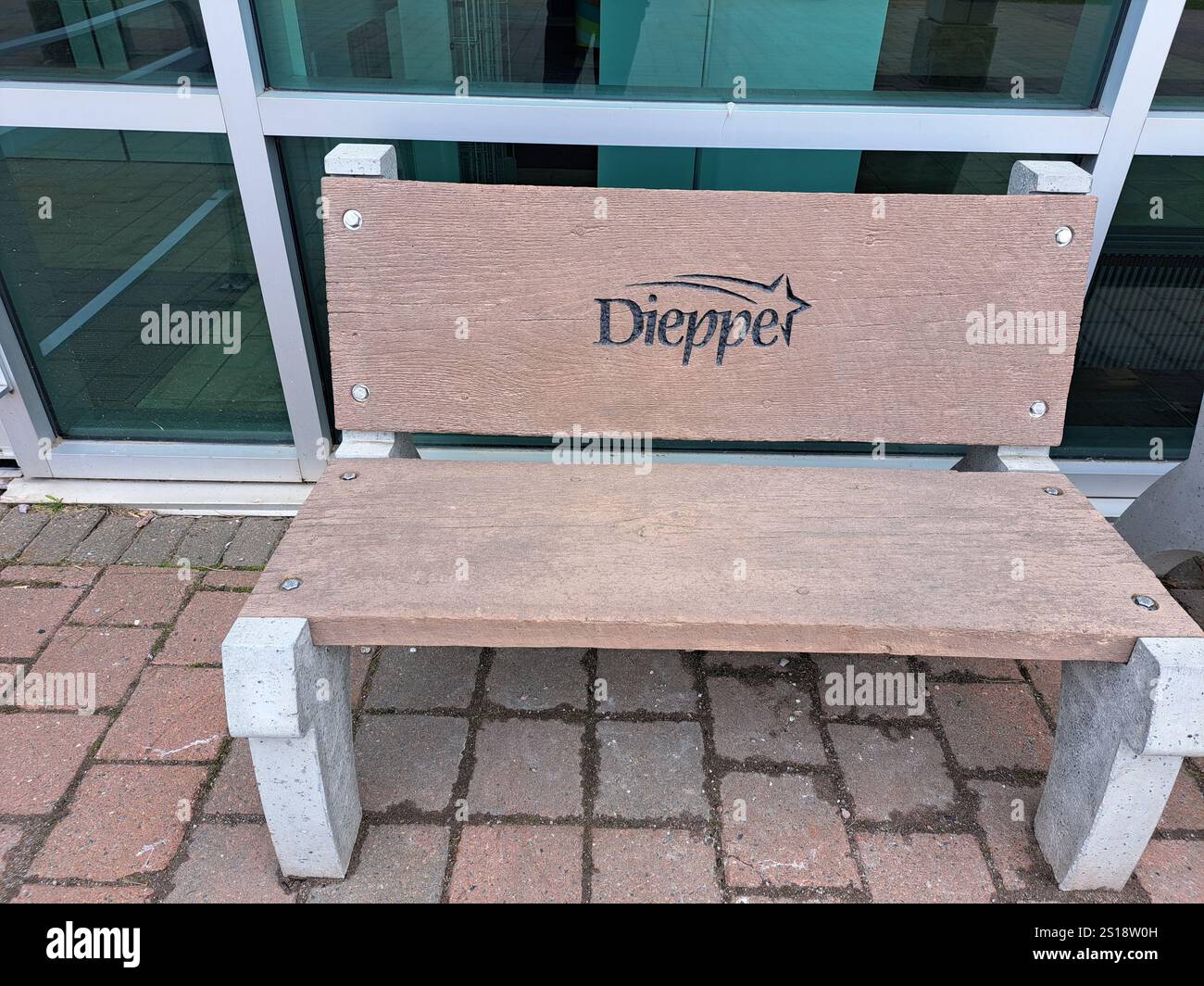 Rathausschild mit Sternenlogo auf einer Holzbank in Dieppe, New Brunswick, Kanada Stockfoto