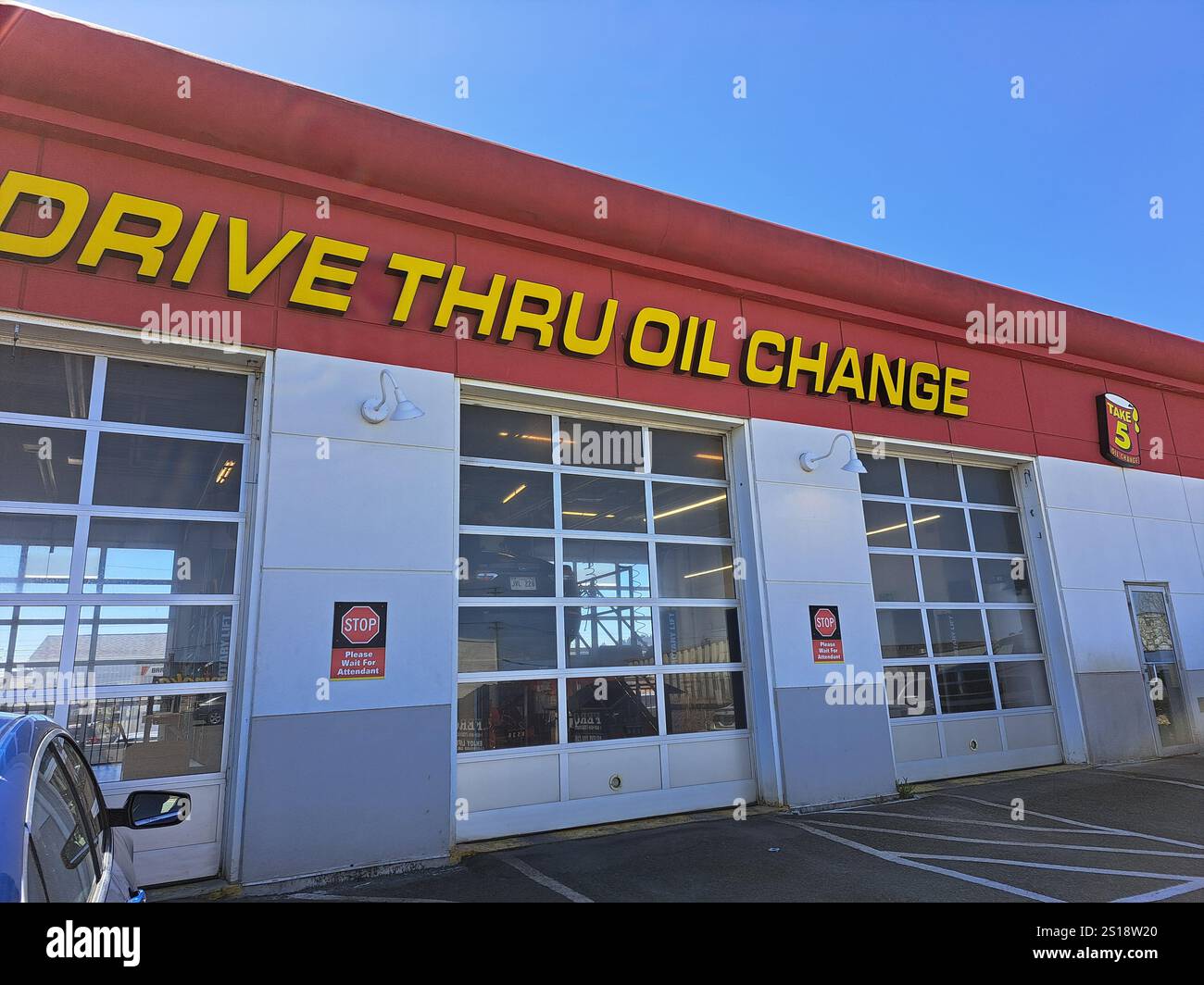 Nehmen Sie die Beschilderung 5 Oil Change Drive Thru auf der Rothesay Avenue in Saint John, New Brunswick, Kanada Stockfoto