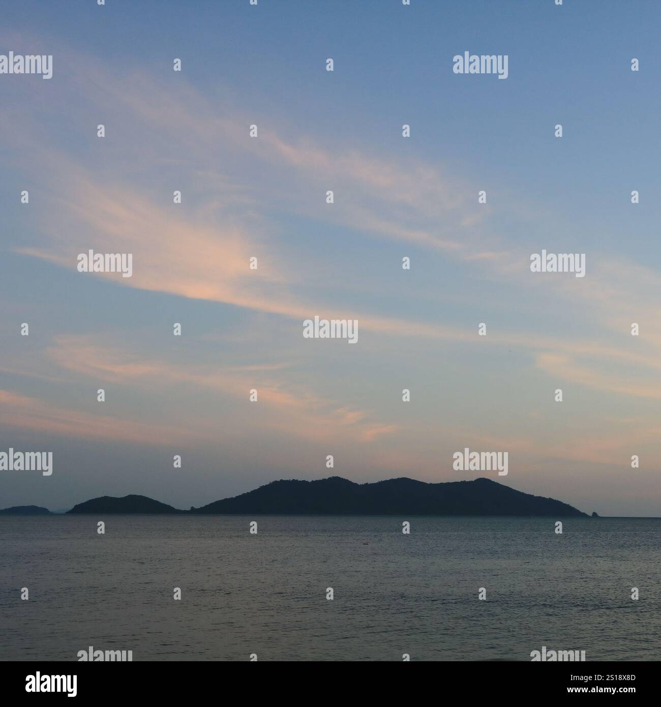 Blick auf den Sonnenuntergang vom Klong Kloi Beach, Koh Chang, Thailand. Stockfoto