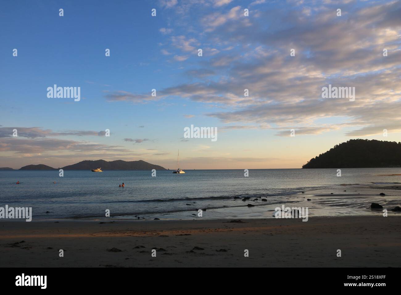 Segelschiff und Ko Khlum, kleine Insel mit Blick auf den Sonnenuntergang vom Klong Kloi Beach, Ko Chang, Thailand. Stockfoto