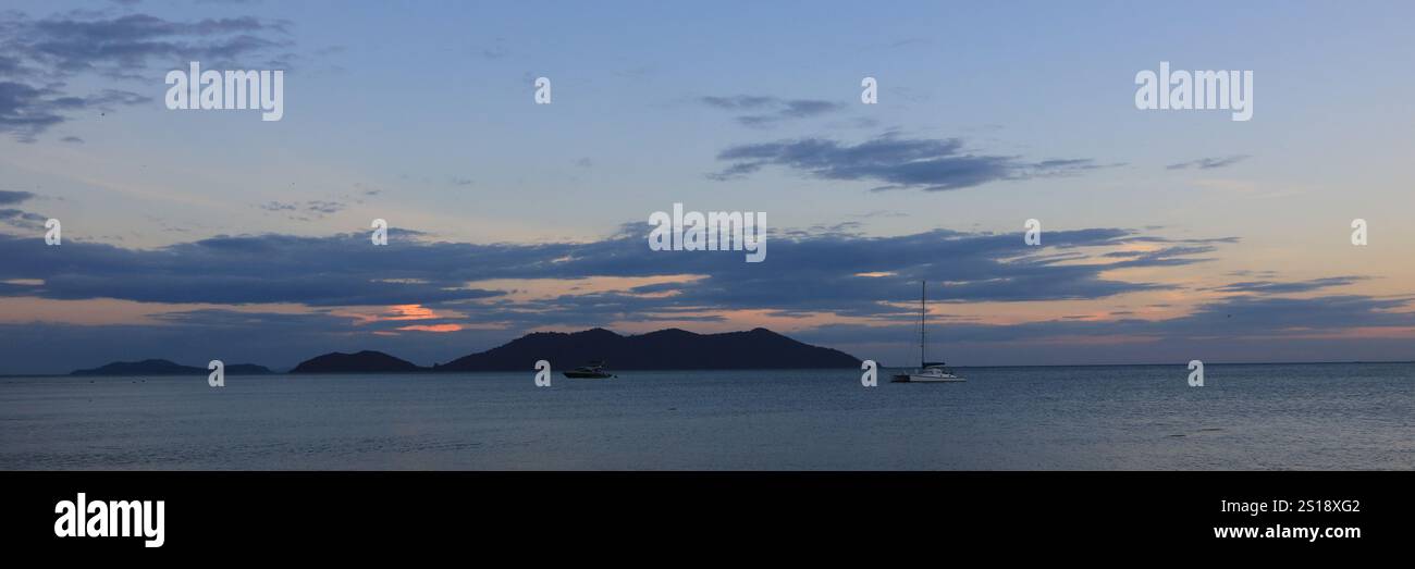 Blick auf den Sonnenuntergang vom Strand Klong Kloi, farbenfroher Himmel über Ko Khlum, Ko Chang, Thailand. Stockfoto