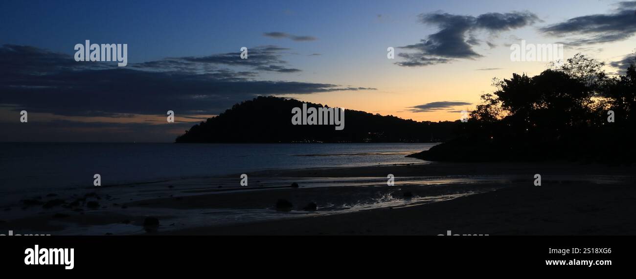 Ban Bang Bao Bucht bei Sonnenuntergang, Blick vom Klong Kloi Strand, Ko Chang, Thailand. Stockfoto