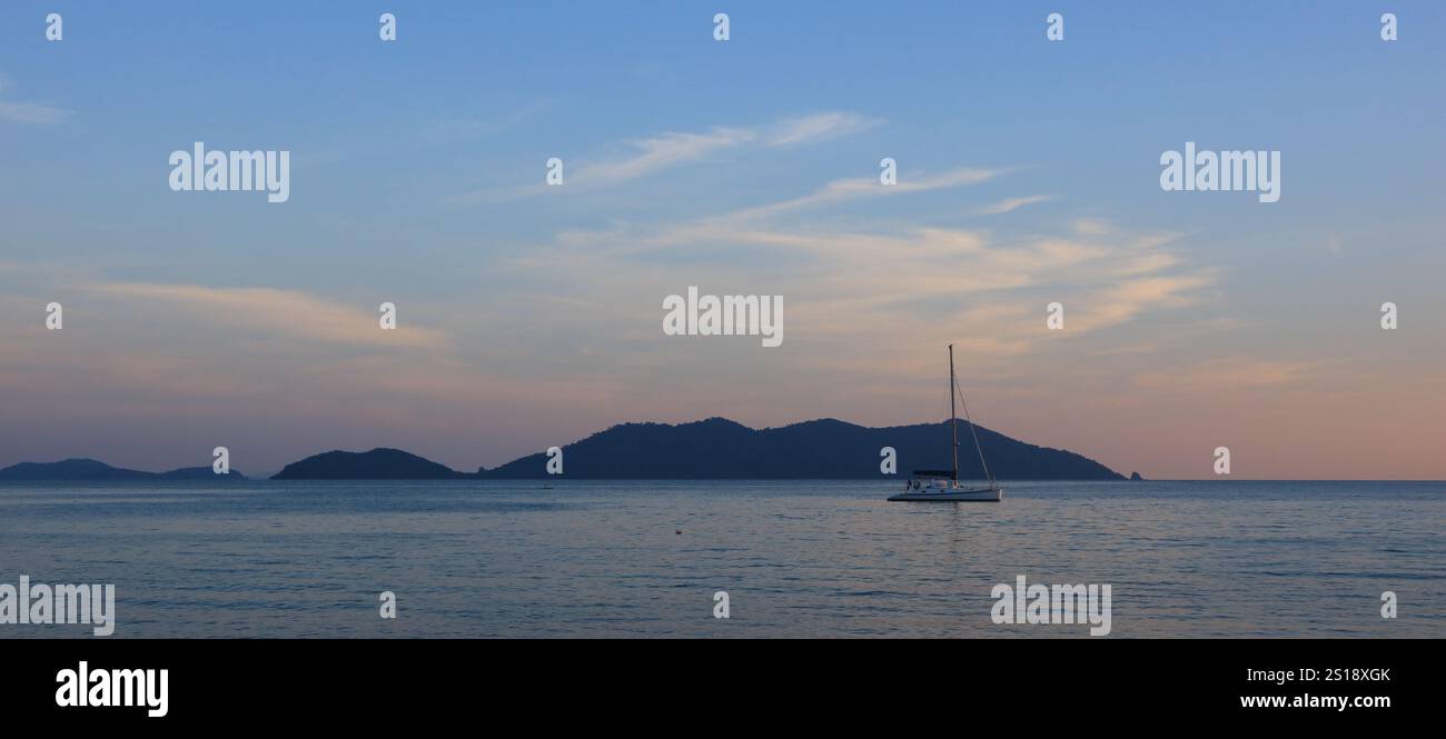 Blick auf den Sonnenuntergang vom Klong Kloi Beach, Koh Chang, Thailand. Stockfoto