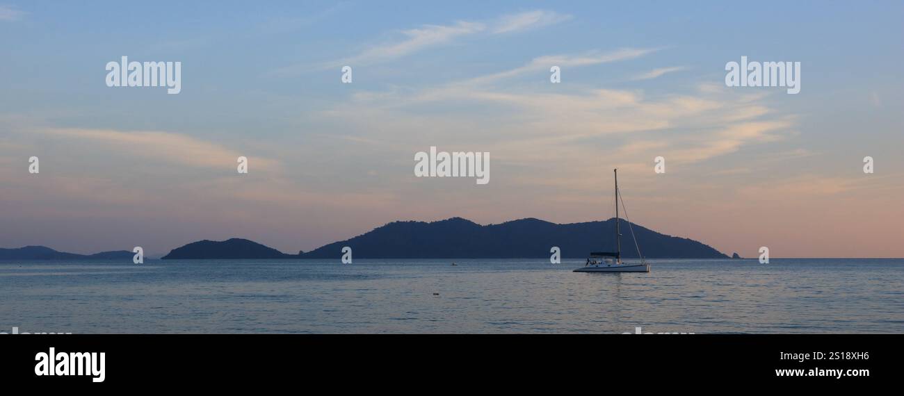 Ko Khlum, kleine Insel mit Blick auf den Sonnenuntergang vom Klong Kloi Beach, Koh Chang, Thailand. Stockfoto