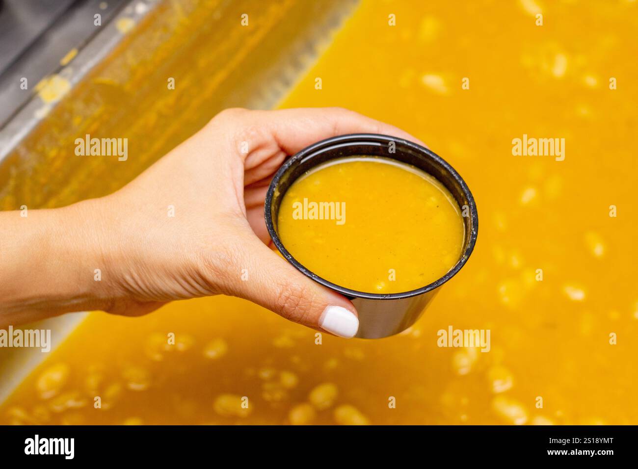 Der Koch schneidet den Kartoffelkäsekuchen, Nahaufnahme. Concept Food Stockfoto