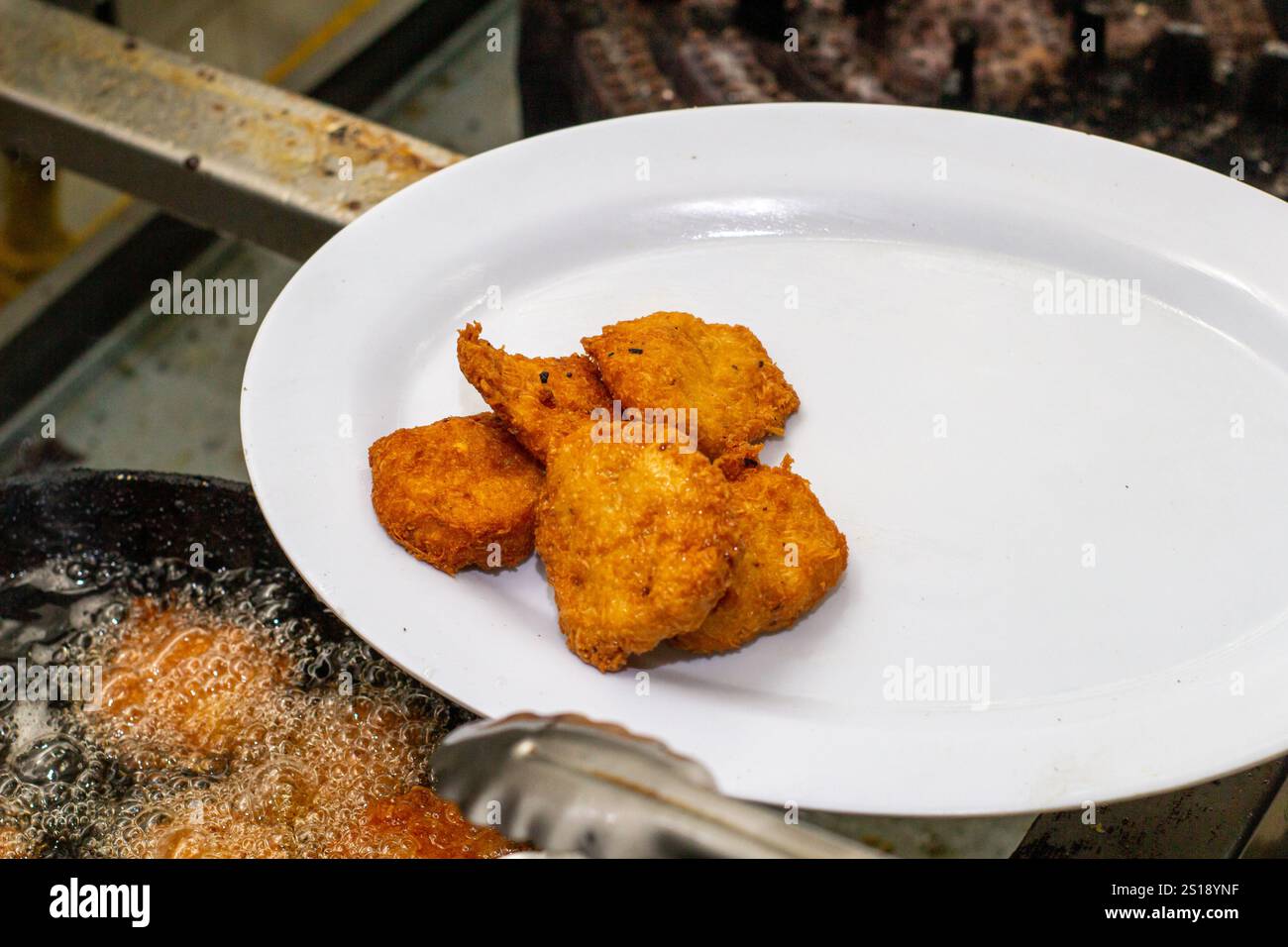 dominikanische Lebensmittelflagge, kochender Reis, Huhn, Salat, weißer Reis, das Essen war lecker Stockfoto
