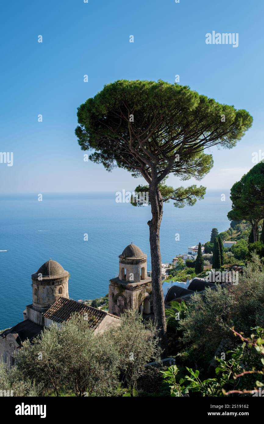 Ein atemberaubendes Panorama offenbart die Schönheit der Amalfiküste, wo majestätische Bäume bezaubernde Architektur und pulsierendes, glitzerndes Wasser umgeben. Rave Stockfoto