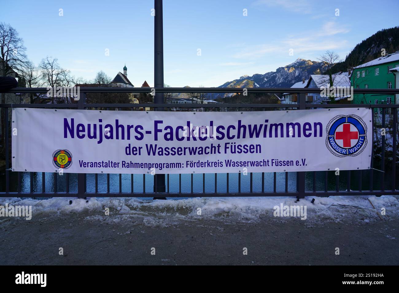 Füssen, Deutschland. Januar 2025. In Füssen, East Allgaeu, Schwaben, Bayern, Deutschland, am 1. Januar 2025 wirbt ein Banner für das Neujahrs-Fackelschwimmen, organisiert von der Wasserwacht Fuessen e.V., auf einer Brücke. (Foto: Michael Nguyen/NurPhoto)0 Credit: NurPhoto SRL/Alamy Live News Stockfoto