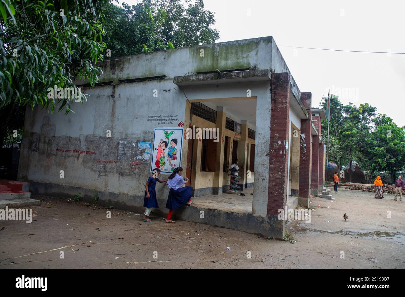 Narsingdi, Bangladesch: Ein allgemeiner Blick auf ein Grundschulgebäude, das das Wesen der ländlichen Bildung in der Gemeinde widerspiegelt. Stockfoto