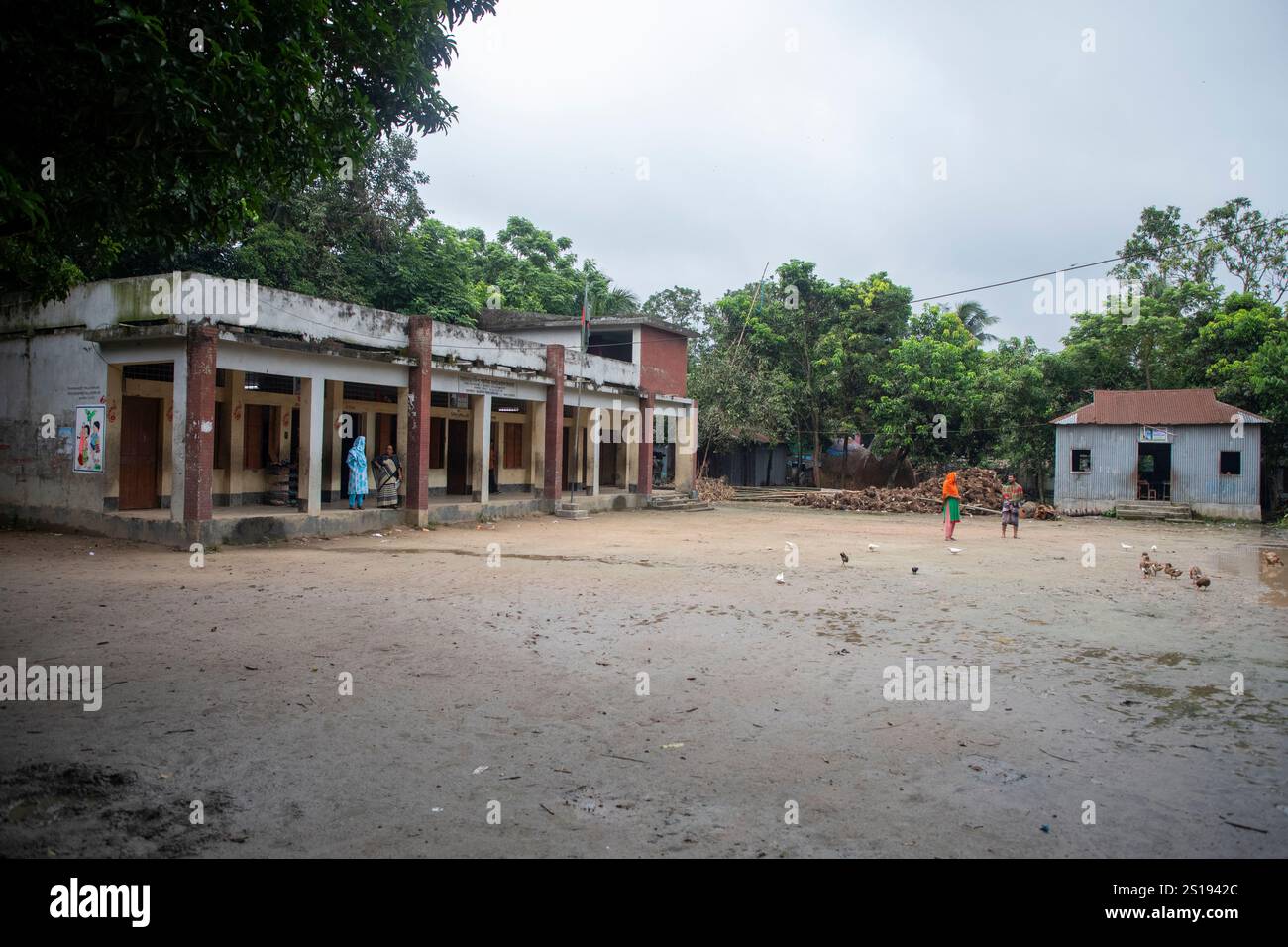 Narsingdi, Bangladesch: Ein allgemeiner Blick auf ein Grundschulgebäude, das das Wesen der ländlichen Bildung in der Gemeinde widerspiegelt. Stockfoto